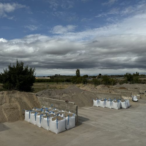 Exposicion de aridos y arenas. Segundo almacen de la tienda de BigMat Nicanor Mateu donde se encuentra el stock de materials de construccion y transporte