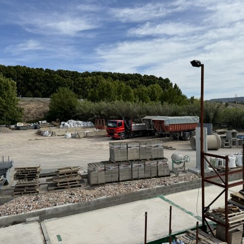Segundo almacen de la tienda de BigMat Nicanor Mateu donde se encuentra el stock de materials de construccion y transporte