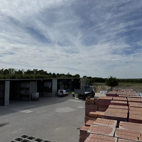 Segundo almacen de la tienda de BigMat Nicanor Mateu donde se encuentra el stock de materials de construccion y transporte