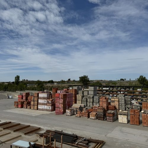 Segundo almacen de la tienda de BigMat Nicanor Mateu donde se encuentra el stock de materials de construccion y transporte