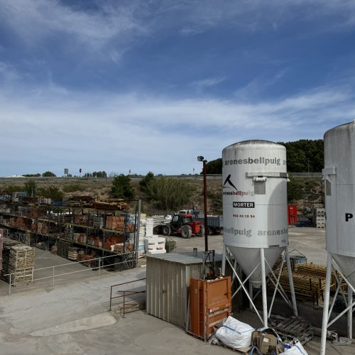 Segundo almacen de la tienda de BigMat Nicanor Mateu donde se encuentra el stock de materials de construccion y transporte