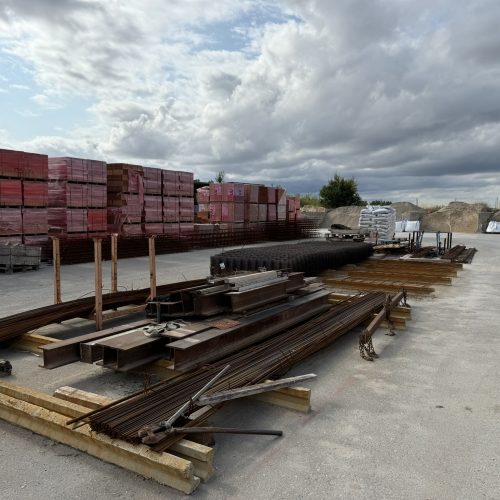 Segundo almacen de la tienda de BigMat Nicanor Mateu donde se encuentra el stock de materials de construccion y transporte