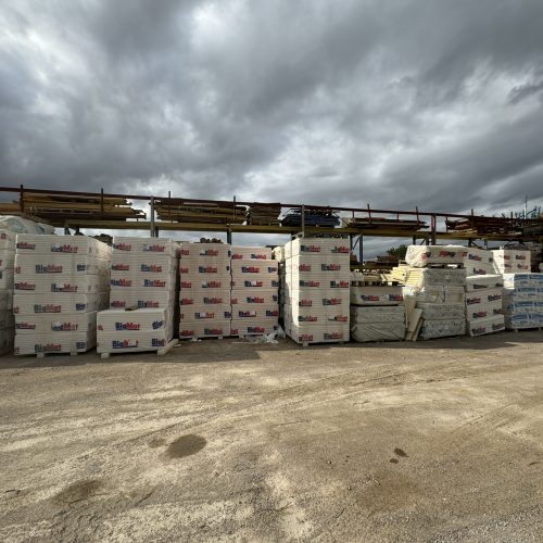 Segundo almacen de la tienda de BigMat Nicanor Mateu donde se encuentra el stock de materials de construccion y transporte